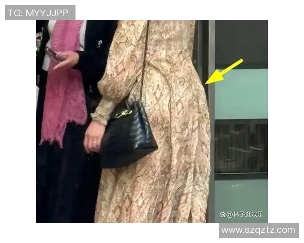 足球明星赛场惊现美女神秘纸条引发热议粉丝纷纷猜测内容内幕揭秘